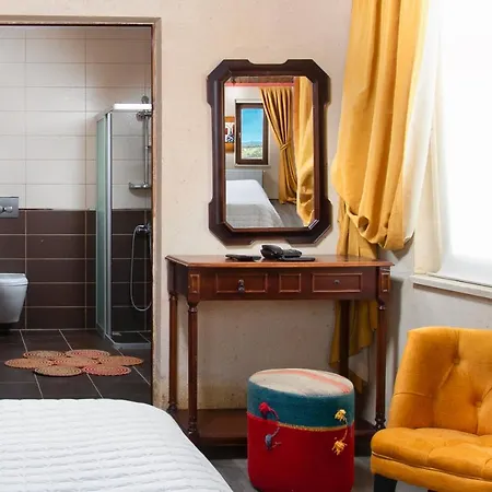 Elpida Cave Hotel *